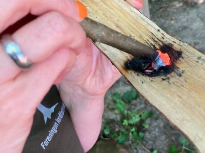 Kvindefællesskab med fokus på forskellige typer af håndværk. Deltagerne har eksempelvis garvet skind, snittet en række forskellige redskaber, lavet pileflet mm. 