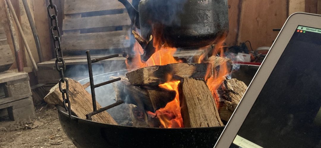 Verdens bedste kontor til online møder og konferencer. Kort vej til kaffe og varme.