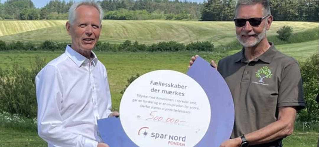 Ole Fjelking får overdraget fra Lars Østergaard fra Spar Nord Fonden