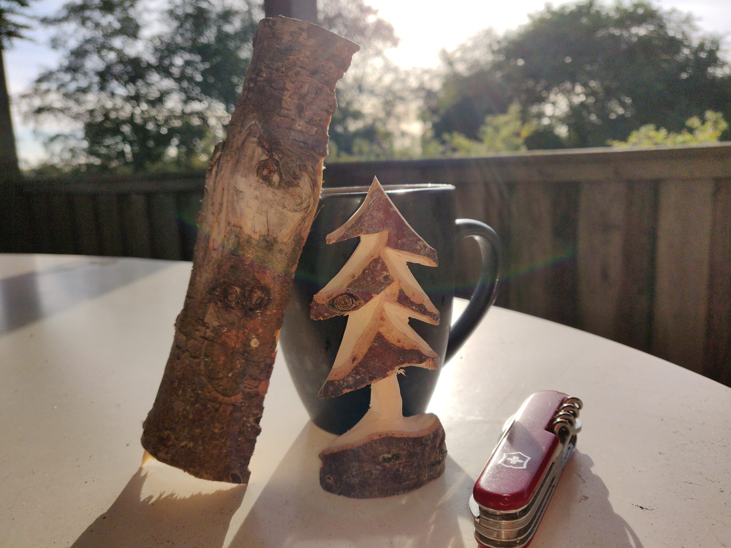 Snit a little bittle, som eks. en jule-ting med lommekniv, vi snitter en nisse, et træ eller andet der passer ind i den kommende juletid.