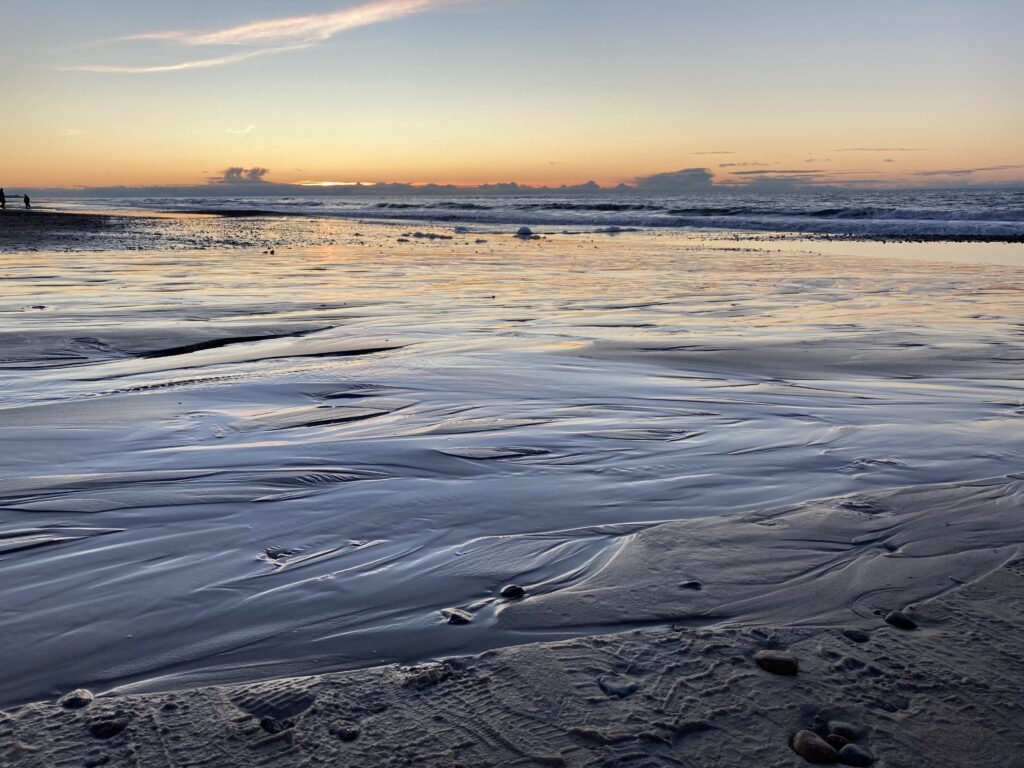 Solnedgang den 26. januar 2021 ved Tornby Strand ved et å udløb.