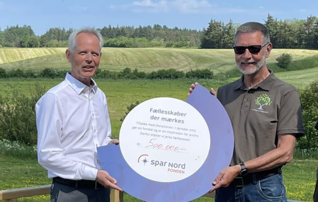 Ole Fjelking får overdraget fra Lars Østergaard fra Spar Nord Fonden